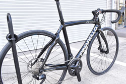 PINARELLO 2025 2024 ROADBIKE RAZHA DISK RAZHADISK T600 SHIMANO 105 R7100 12s E420 SHINY BLACK ピナレロ 2025年モデル 2024年モデル ロードバイク ラザディスク シマノ 12スピード 完成車 シャイニーブラック 3