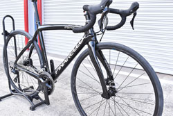 PINARELLO 2025 2024 ROADBIKE RAZHA DISK RAZHADISK T600 SHIMANO 105 Di2 R7100 12s E420 SHINY BLACK ピナレロ 2025年モデル 2024年モデル ロードバイク ラザディスク シマノ 電動 12スピード 完成車 シャイニーブラック 2