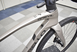 PINARELLO 2025 GRAVEL ROADBIKE GREVIL F5 DISK GREVILF5DISK SHIMANO GRX610 1x12s E363 STONE GREY ピナレロ 2025年モデル グラベル ロードバイク グリヴィル グリビル エフファイブディスク シマノ 12スピード 完成車 ストーン グレイ 1